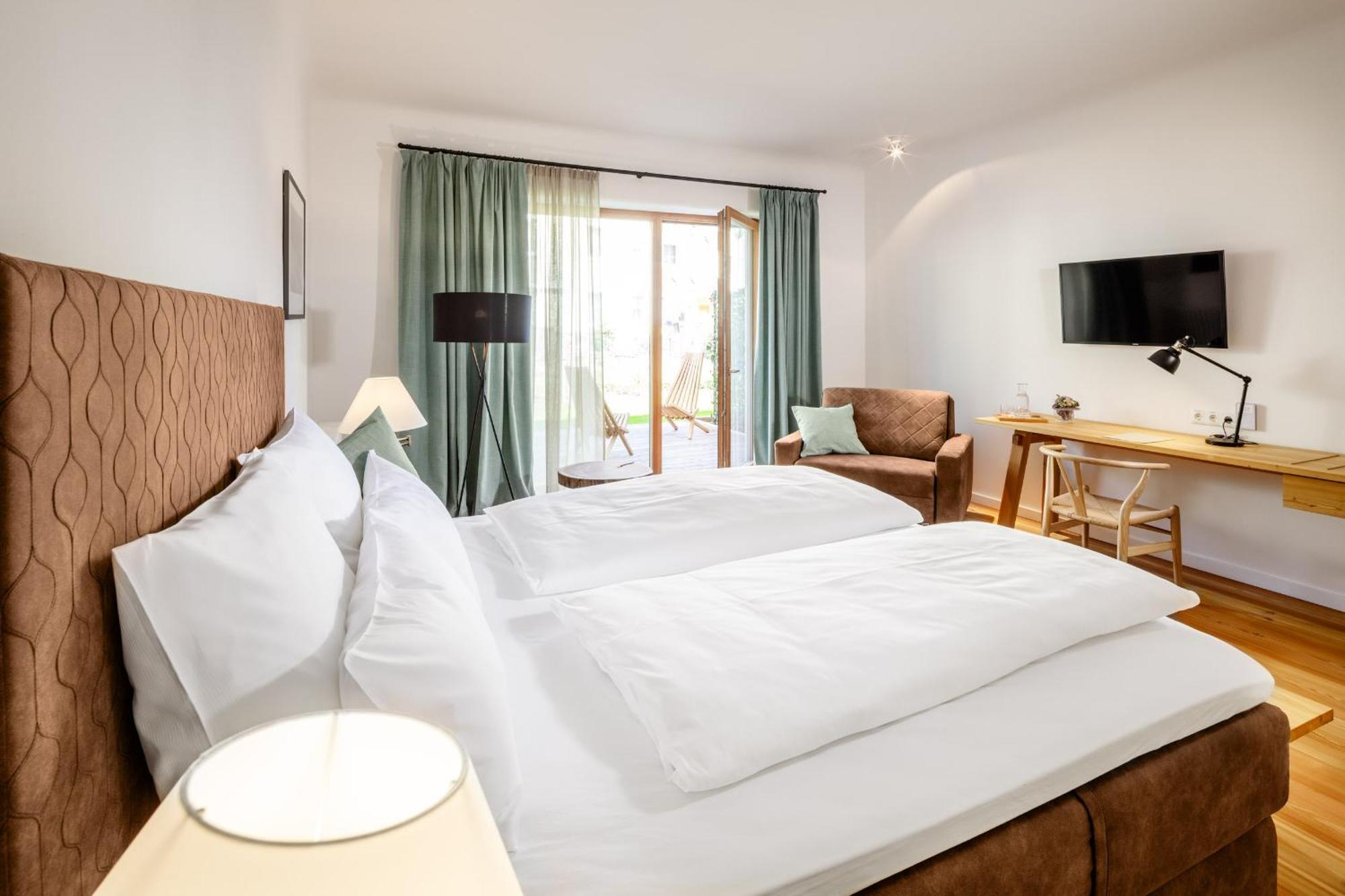 Hotel Zum Glockenturm Marktl Bagian luar foto